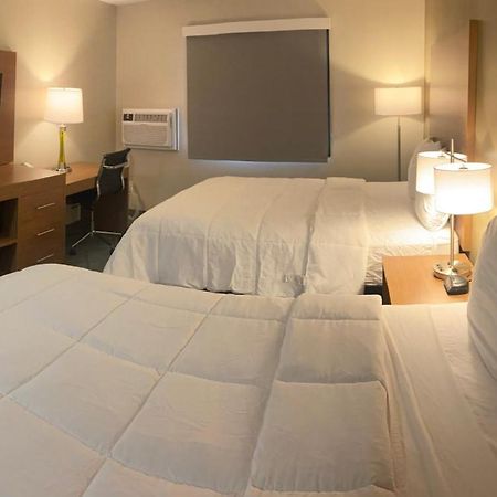 Baymont By Wyndham Oshkosh Airport Hotel Eksteriør billede