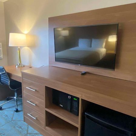 Baymont By Wyndham Oshkosh Airport Hotel Eksteriør billede