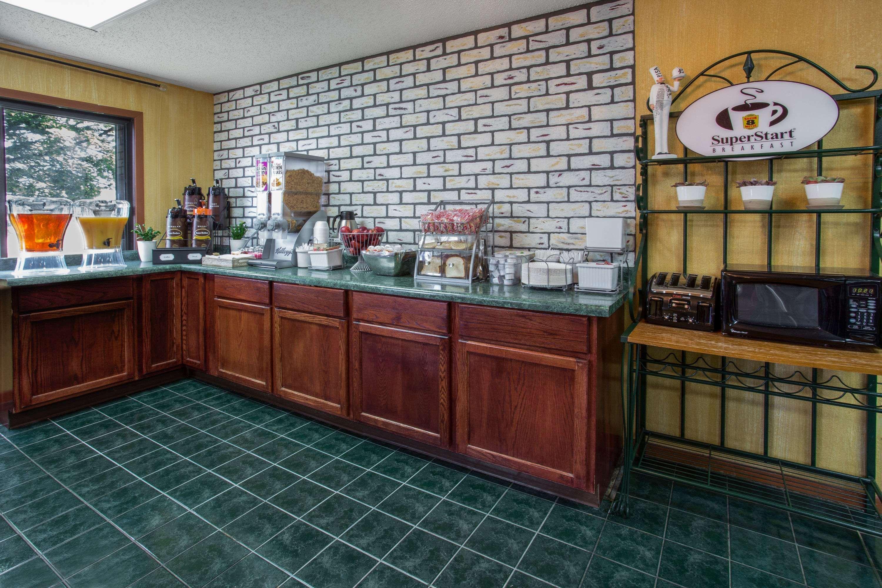 Baymont By Wyndham Oshkosh Airport Hotel Eksteriør billede