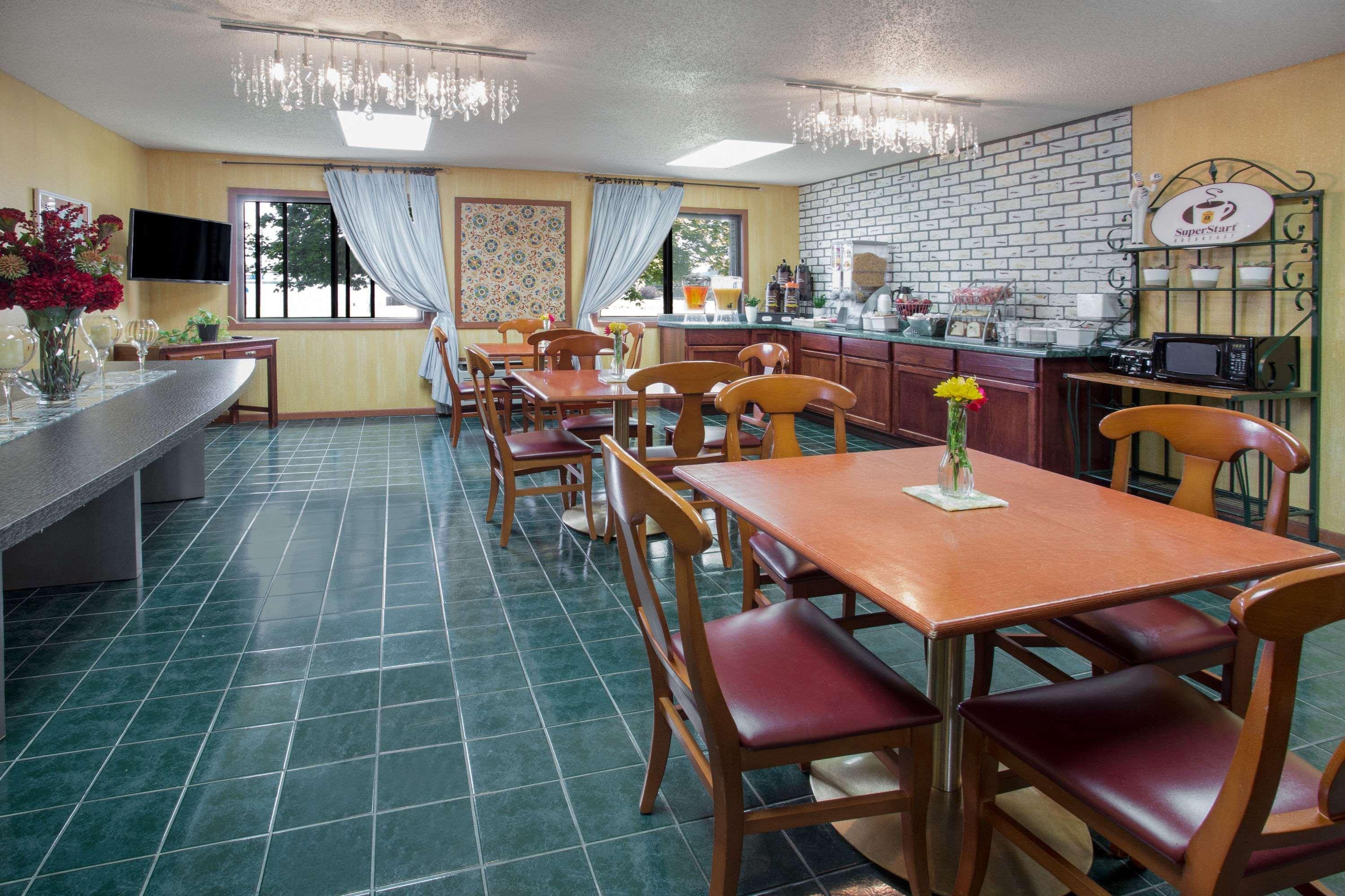 Baymont By Wyndham Oshkosh Airport Hotel Eksteriør billede