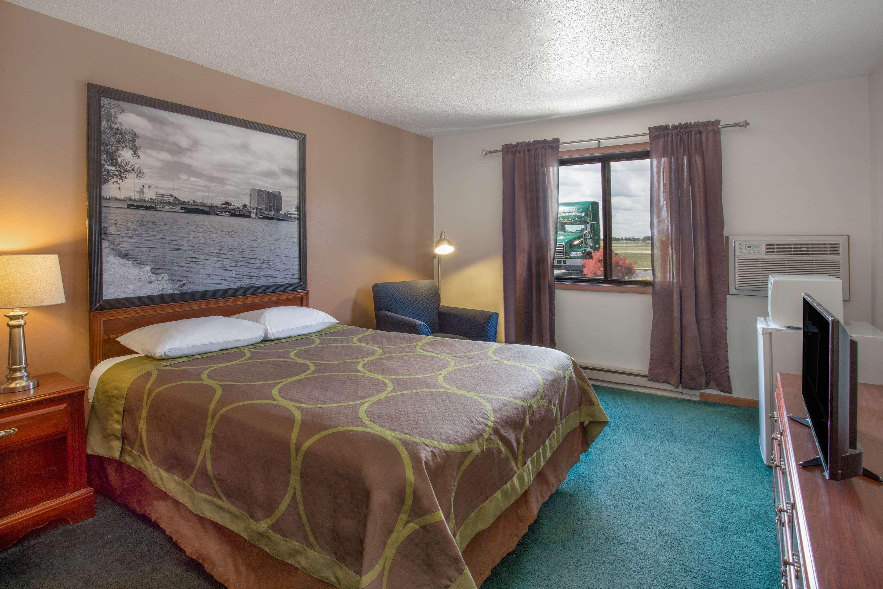 Baymont By Wyndham Oshkosh Airport Hotel Eksteriør billede