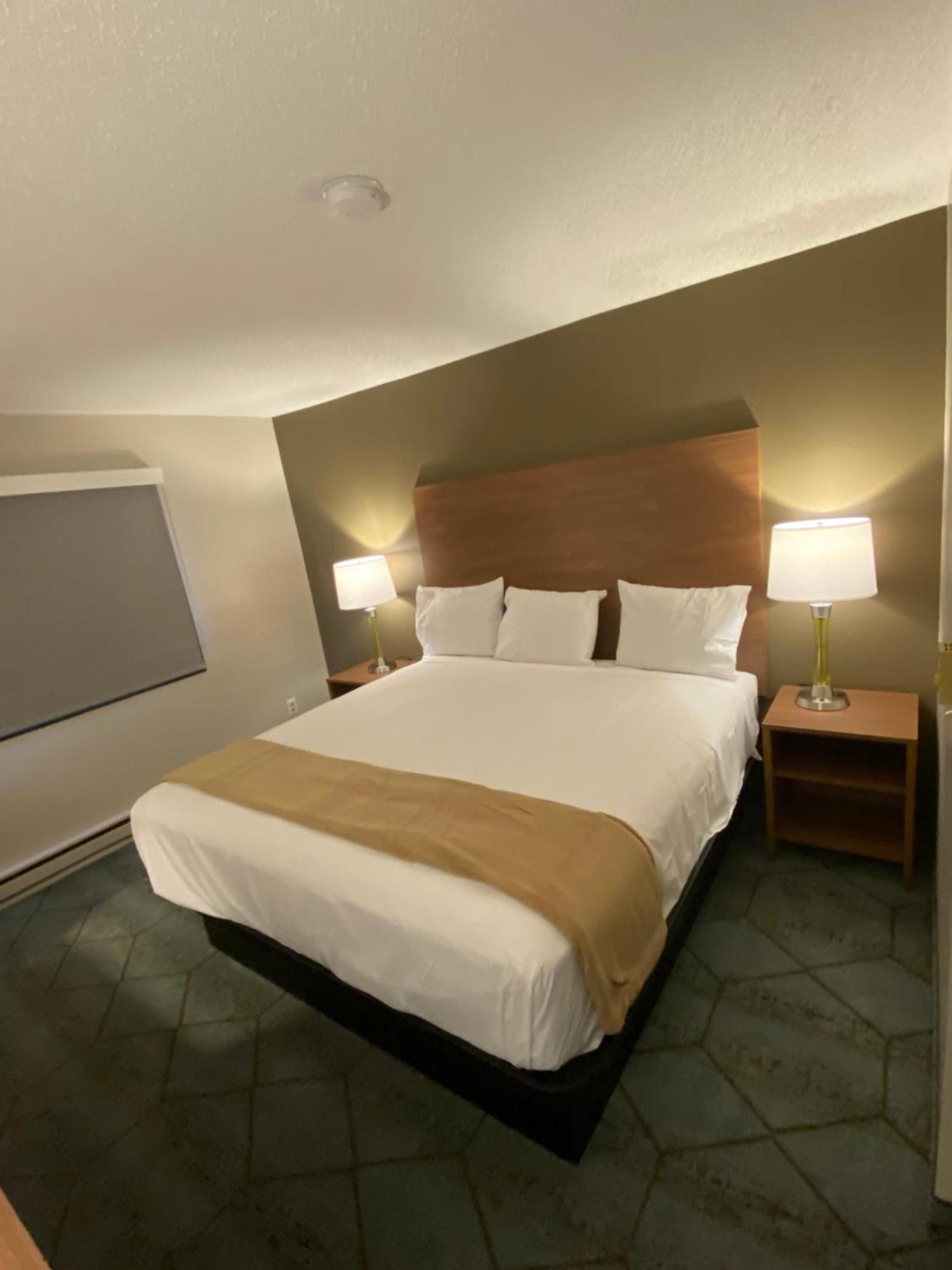 Baymont By Wyndham Oshkosh Airport Hotel Eksteriør billede