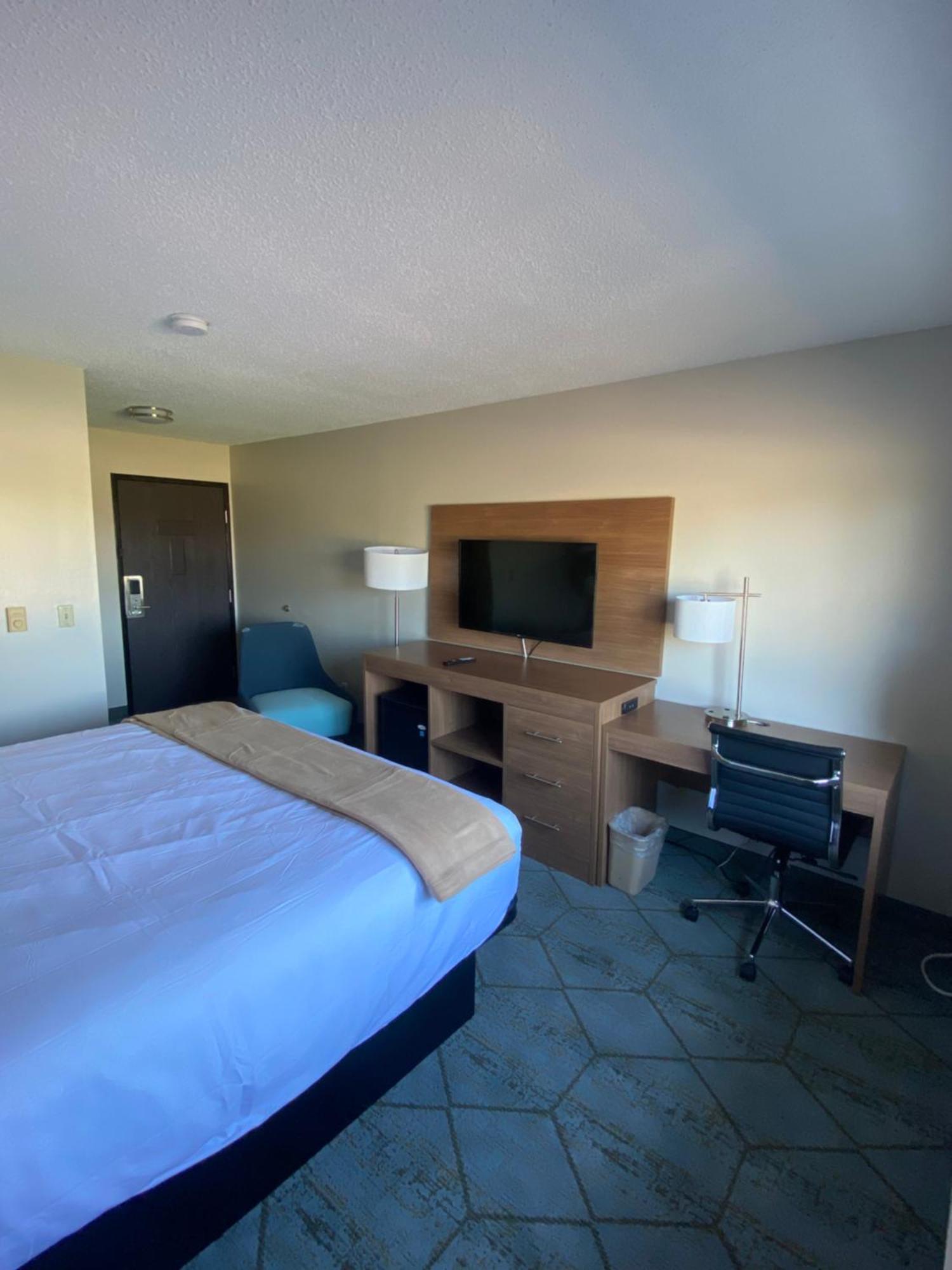 Baymont By Wyndham Oshkosh Airport Hotel Eksteriør billede