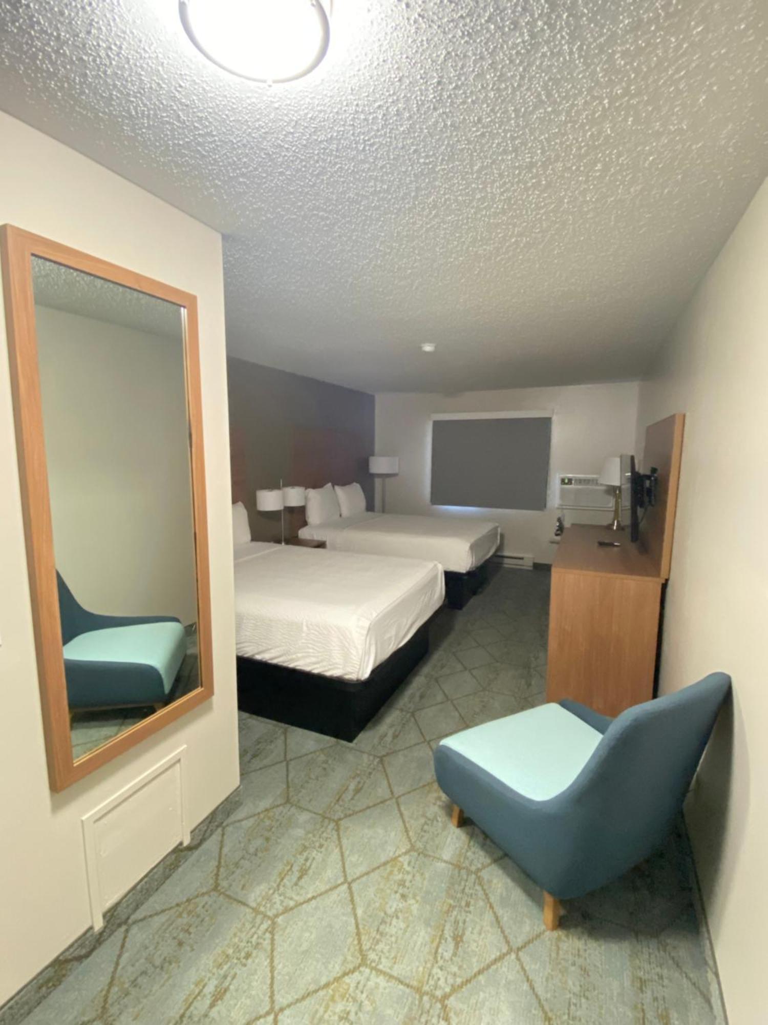 Baymont By Wyndham Oshkosh Airport Hotel Eksteriør billede