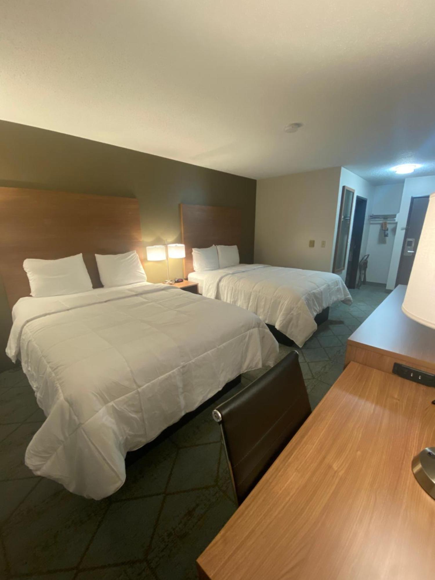 Baymont By Wyndham Oshkosh Airport Hotel Eksteriør billede