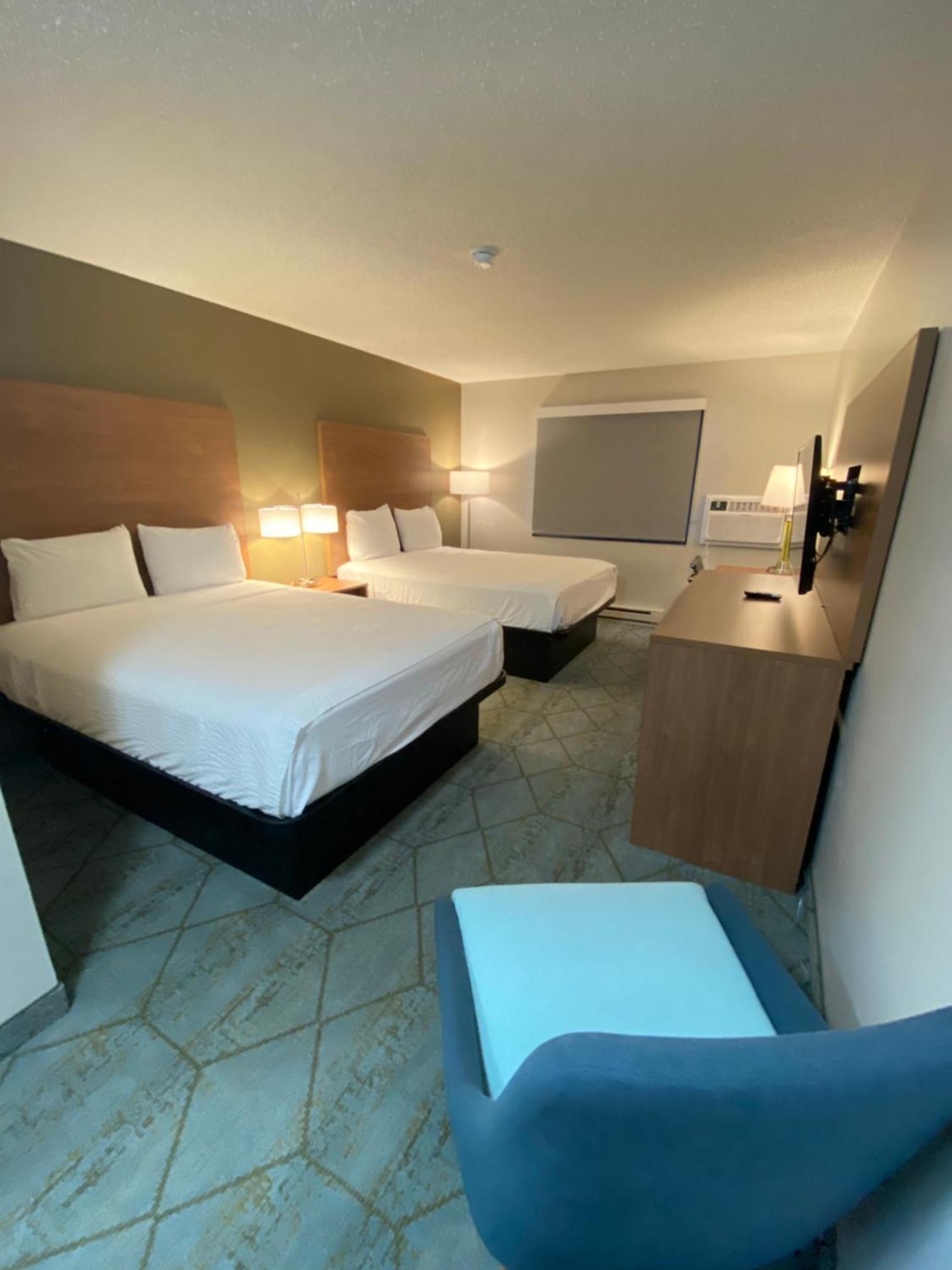 Baymont By Wyndham Oshkosh Airport Hotel Eksteriør billede