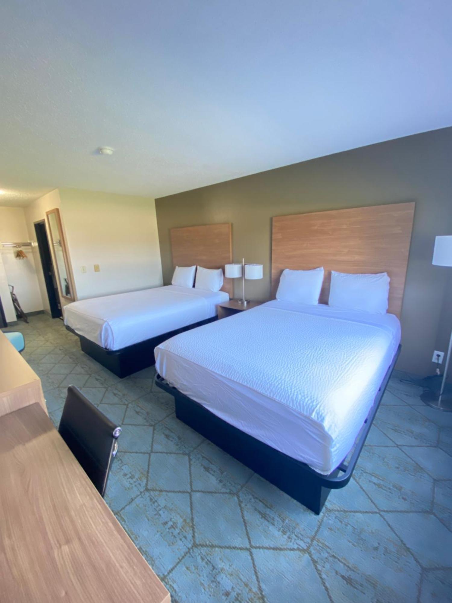 Baymont By Wyndham Oshkosh Airport Hotel Eksteriør billede