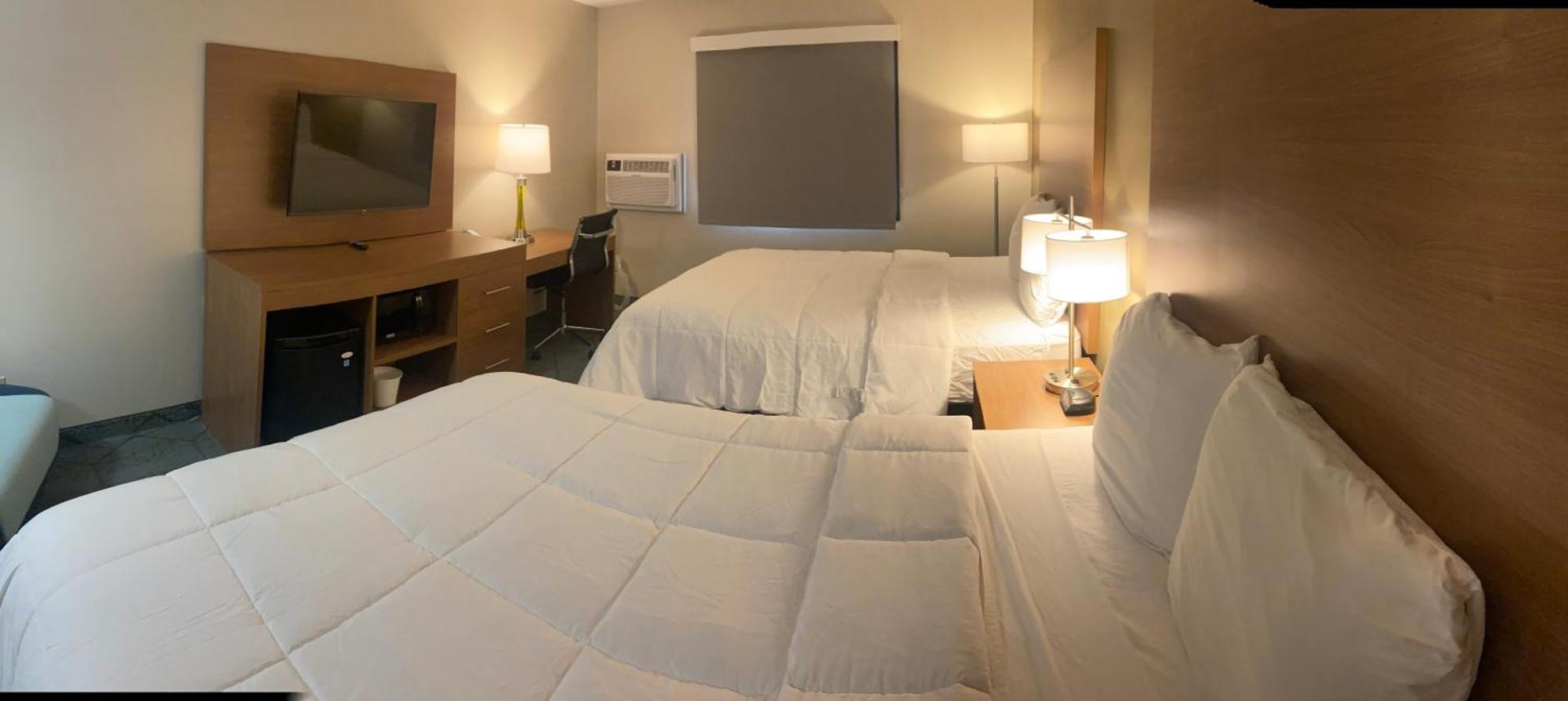 Baymont By Wyndham Oshkosh Airport Hotel Eksteriør billede