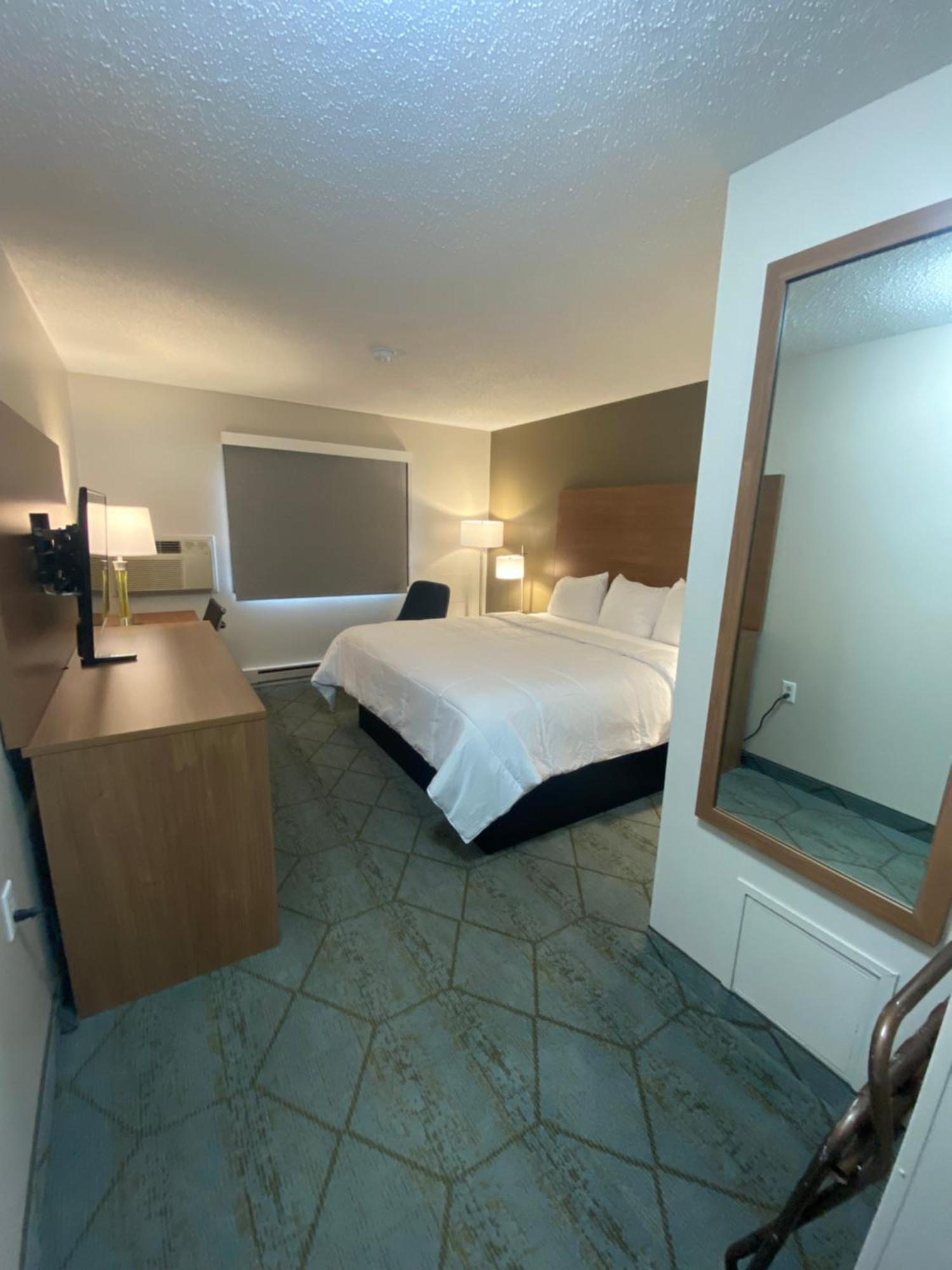 Baymont By Wyndham Oshkosh Airport Hotel Eksteriør billede