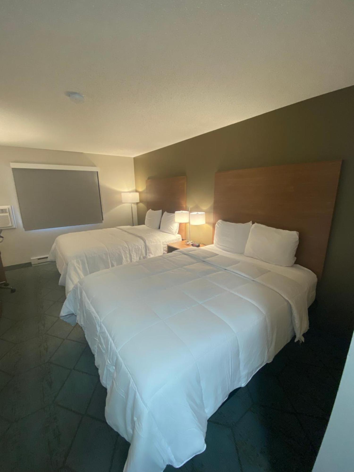 Baymont By Wyndham Oshkosh Airport Hotel Eksteriør billede
