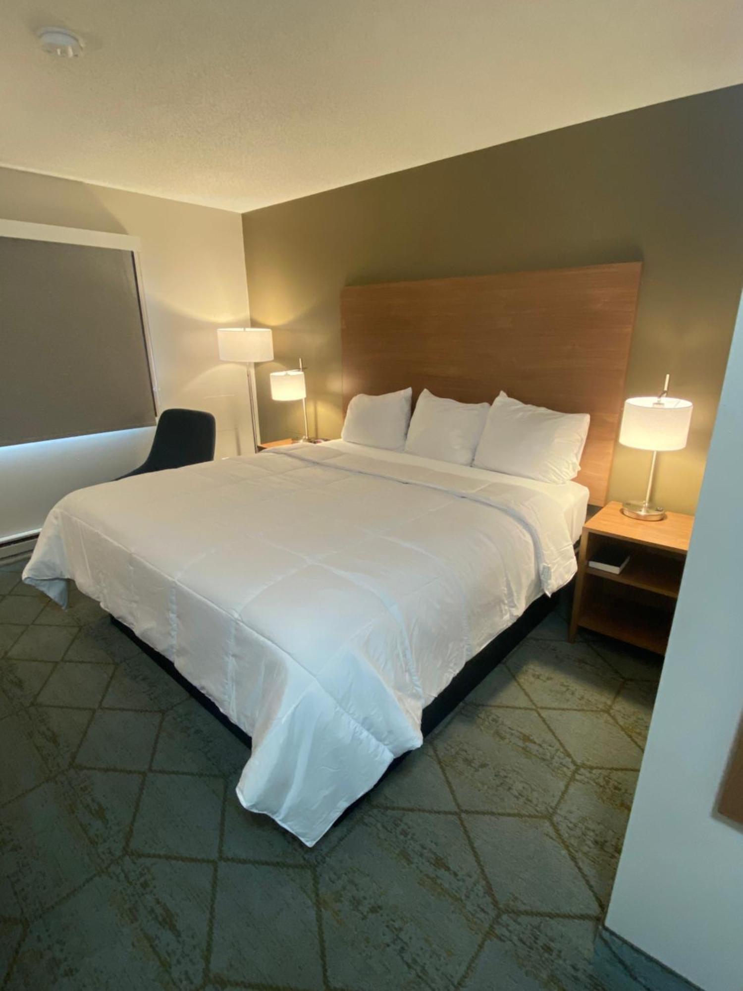 Baymont By Wyndham Oshkosh Airport Hotel Eksteriør billede
