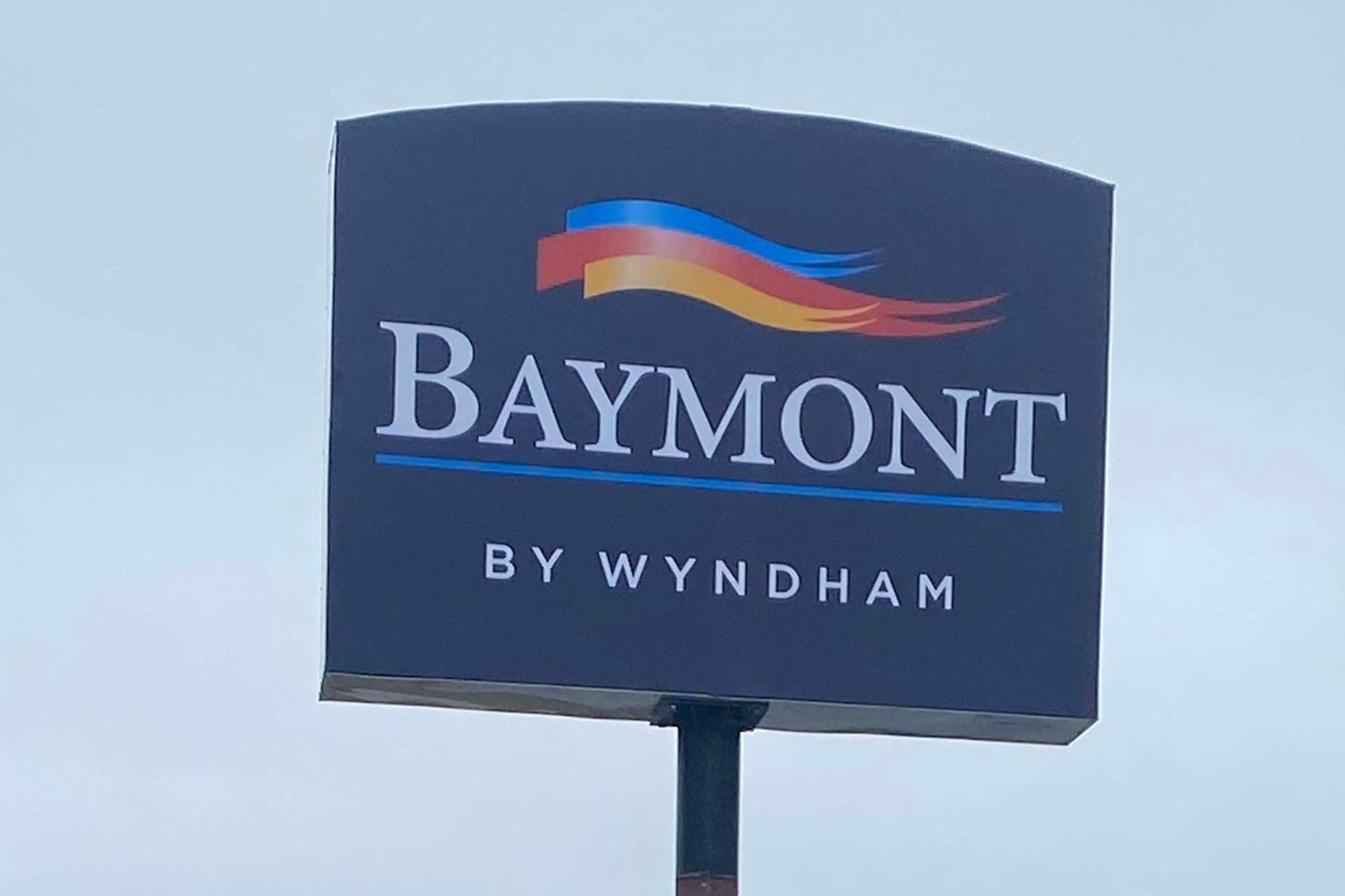 Baymont By Wyndham Oshkosh Airport Hotel Eksteriør billede