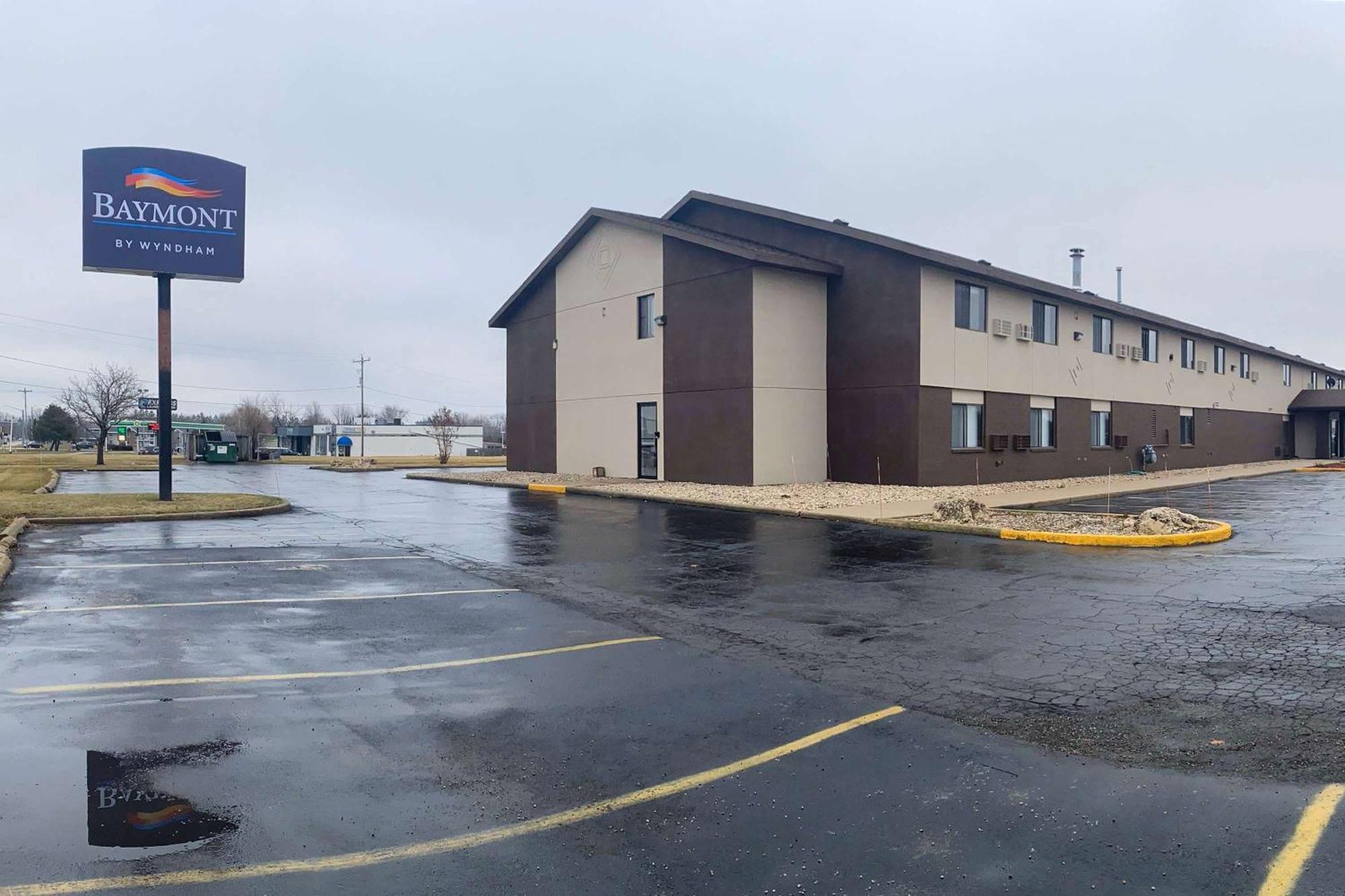 Baymont By Wyndham Oshkosh Airport Hotel Eksteriør billede
